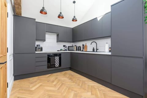 Fully equipped kitchen with interrogated dishwasher