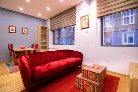 Spacious living room with Smart TV – book now and relax in the city center