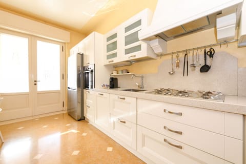 Detail of the modern and bright kitchen of Villa Bugatti, equipped with state-of-the-art appliances and high-quality finishes. An ideal space for special moments on Lake Garda.