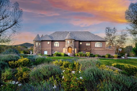 Knock, knock… your dream getaway is ready! The charming facade is just the start—inside awaits all the fun and relaxation you deserve.