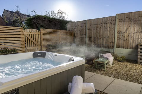 The Old Forge Hot Tub - StayCotswold
