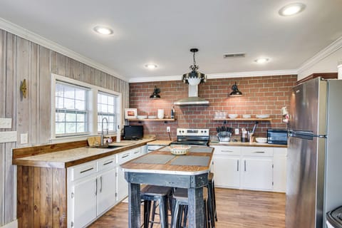 Dining Bar | Dishware/Flatware | Main Floor