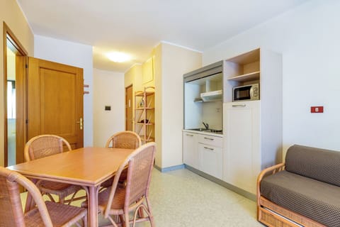 Autumn, Kitchen, Living Room, Spring, Summer