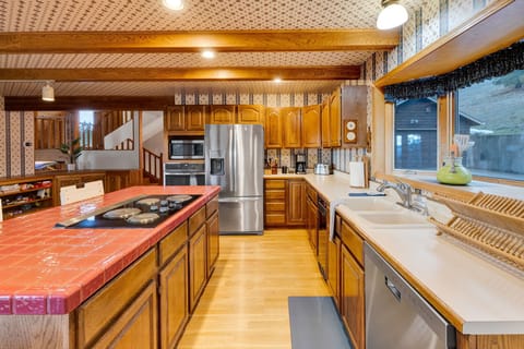 Kitchen (main floor)