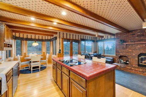 Kitchen (main floor) 