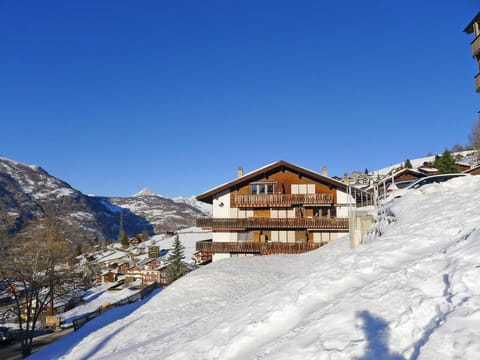 Sky, Mountain, Daytime, Property, Snow, Building, Azure, Slope, Window, House