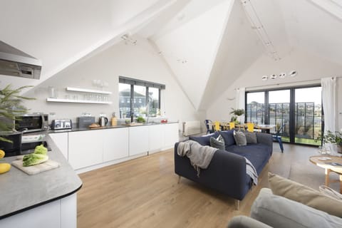 Kitchen with microwave, oven hob, dishwasher - Cloud 10