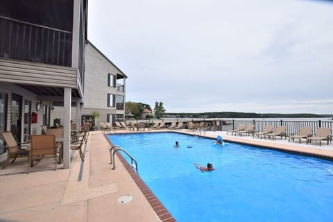 Nice pool overlooking the water - great view of the main channel