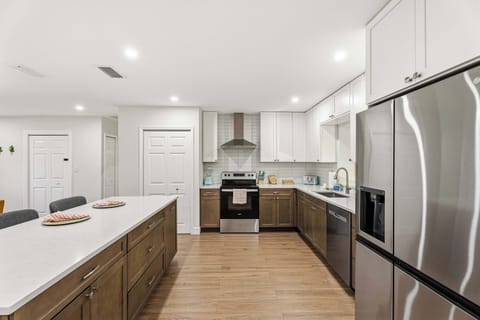 The heart of the home, now in full flavor mode. Whether it’s coffee in the morning, cocktails at sunset, or cookies fresh from the oven, this kitchen makes every moment deliciously memorable.
