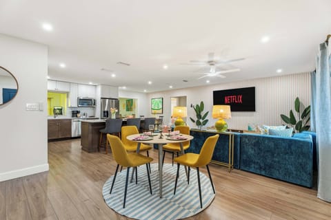 Whether it’s breakfast with sunshine or dinner under cozy lights, this dining spot is ready for all your vacation feasting adventures.