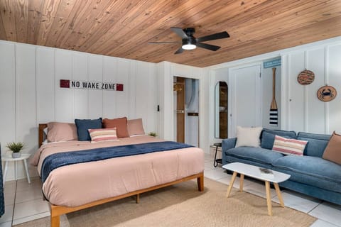 🛏 Relax in comfort with a king-size memory foam bed in this chic studio 🛏