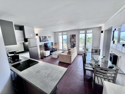 Living room T3 two bedrooms, sofa bed, flat screen TV, high-speed fiber optic Wi-Fi, dining table, fully equipped kitchen