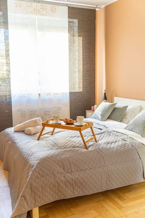 Main Bedroom – Comfortable Queen-Size Bed, Cozy Design & Relaxing Atmosphere | Book Now with RENTUJEMY.COM