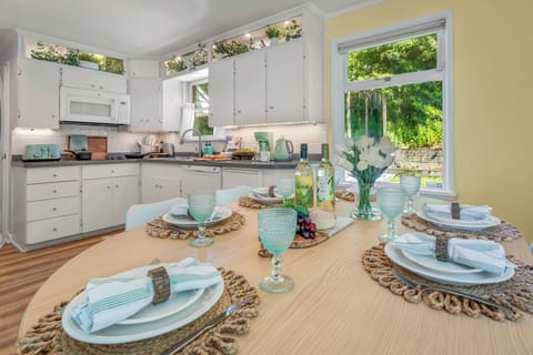 Cook up a meal in the well-equipped kitchen and enjoy it 