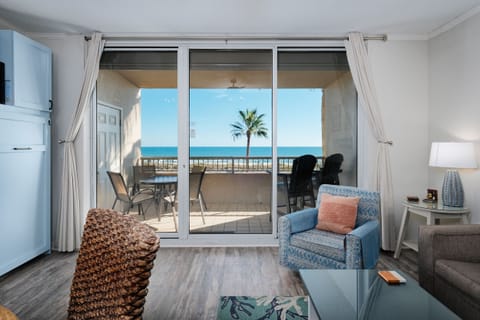 Amazing 3rd floor view of the Beach!
