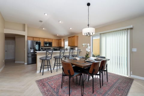 DIning room, seats 6