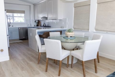 Dining for six comfortably - 2 bar seating