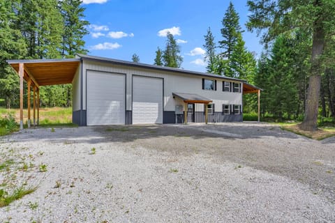 Front of the home, guest entrance on the right