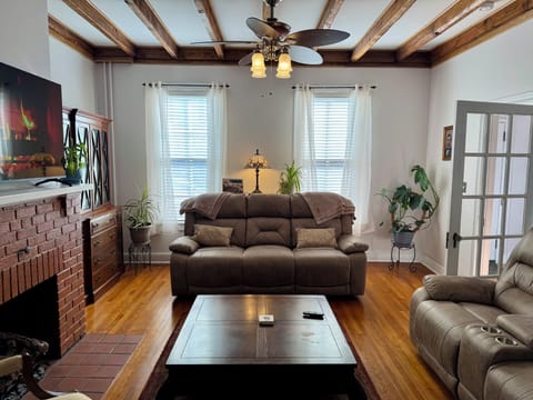 Living room with smart TV, leather electric recliner sofas!!