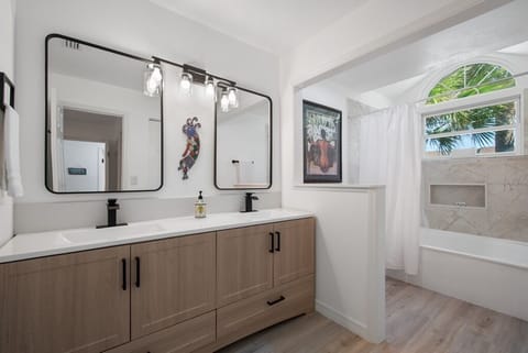 Spacious 4-bedroom  in beautiful Cape Canaveral with private pool House in Cape Canaveral