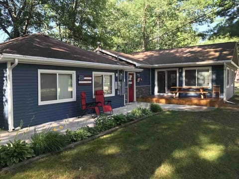 Nice deck with picnic table and sliding door to kitchen
