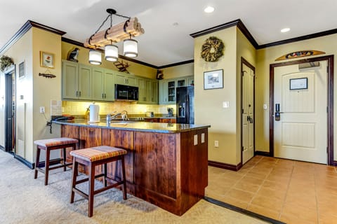Kitchen area w/ island seating for quick bites & chatter.