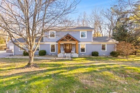 Beautiful home in Franklin TN with a fenced-in yard and spacious outdoor living areas. Perfect for relaxing, entertaining, and enjoying the outdoors year-round.