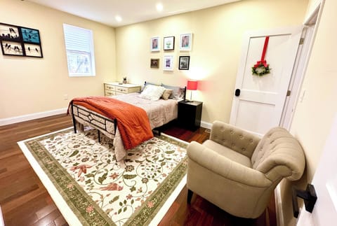 Full bed with memory foam mattress, smart TV, full en suite bathroom. So comfy!