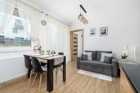 The living room's tasteful furnishings ensure a pleasant stay.