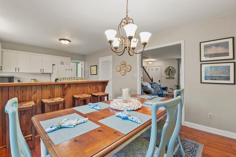 MNT155: Cottage on the Hill | Main Level Dining Area