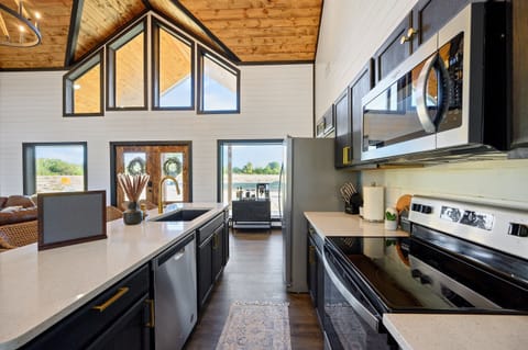 ✨🥘 Cook with ease in a fully equipped, modern kitchen.