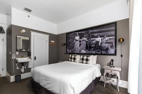 Unit with Queen size bed