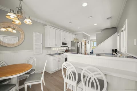 Eat-in area with table and barstools