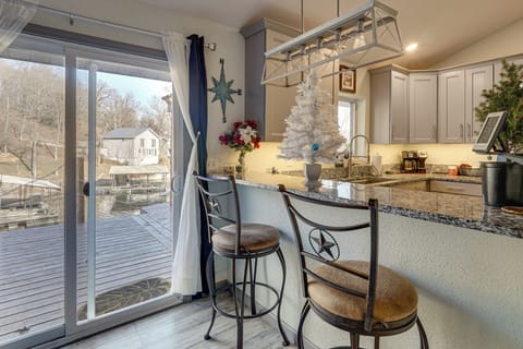 Dining Bar | Dishware/Flatware