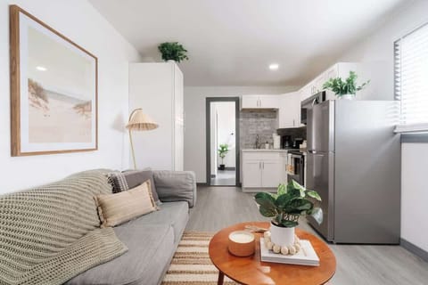 Welcome to the gorgeous 1BR oasis, a dream vacation destination in the beautiful Ocean Beach neighborhood in San Diego, CA. 
