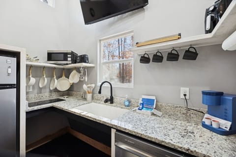 Fully equipped kitchen with granite countertop