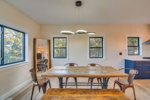 Dining Area | Dishware/Flatware Provided | Main Level