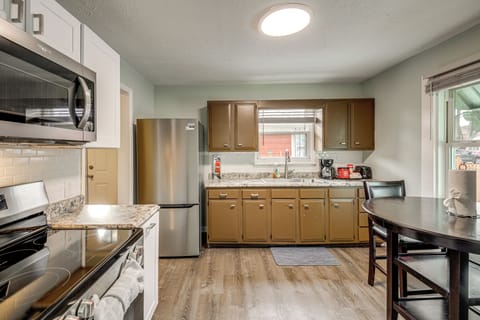 Kitchen | Dining Table