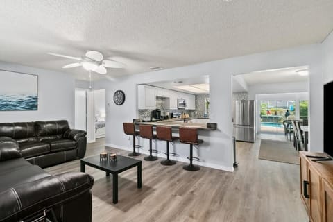 Cook, connect, & create memories 👨‍🍳☕ The modern kitchen at The Getaway is fully equipped for your culinary adventures with bar seating for casual meals or morning coffee.