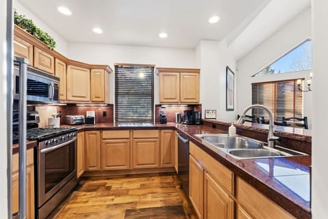 Fully equipped kitchen with bar seating