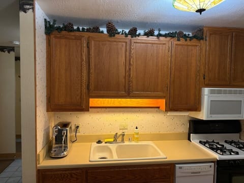 Full kitchen, Nespresso coffee maker