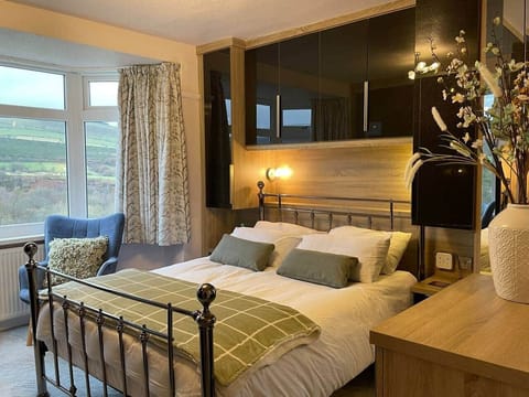 Master Room Bed and Seat
