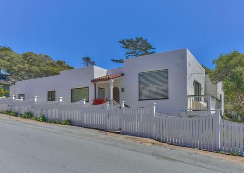 Welcome to 'Casa Blanca Carmel' ~ 3 Blocks to the Beach!