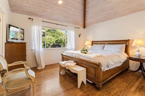 Welcome to La Maison Des Fleurs in Carmel-by-the-Sea!