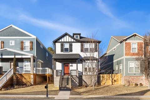 Our 4 bed, 2.5 bathroom is just 1 mile to the Promenade, that has a large variety of shops and restaurants and 2 miles to The Amp for the best concerts