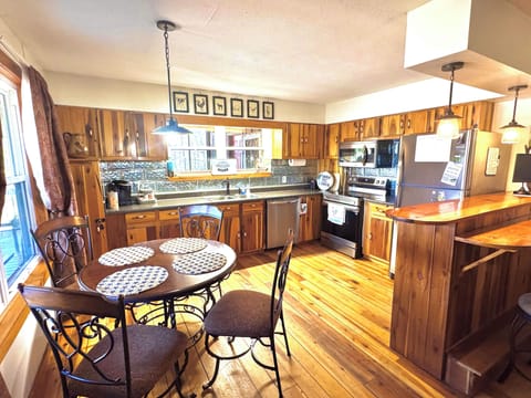 Fully stocked kitchen, supplied with utensils, pots and pans, 2 coffee makers