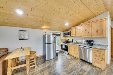 Kitchen | Dining Table | Dishware/Flatware Provided