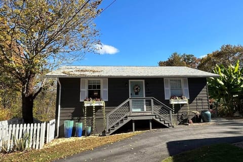 Entrance of Mountain View Cottage. 