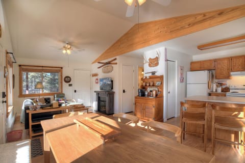 Functional kitchen and dining area with everything you need – well-equipped for meal preparation with full appliances and cookware.