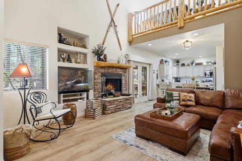 Cozy and spacious living room perfect for relaxing after a day of exploring Pinetop.